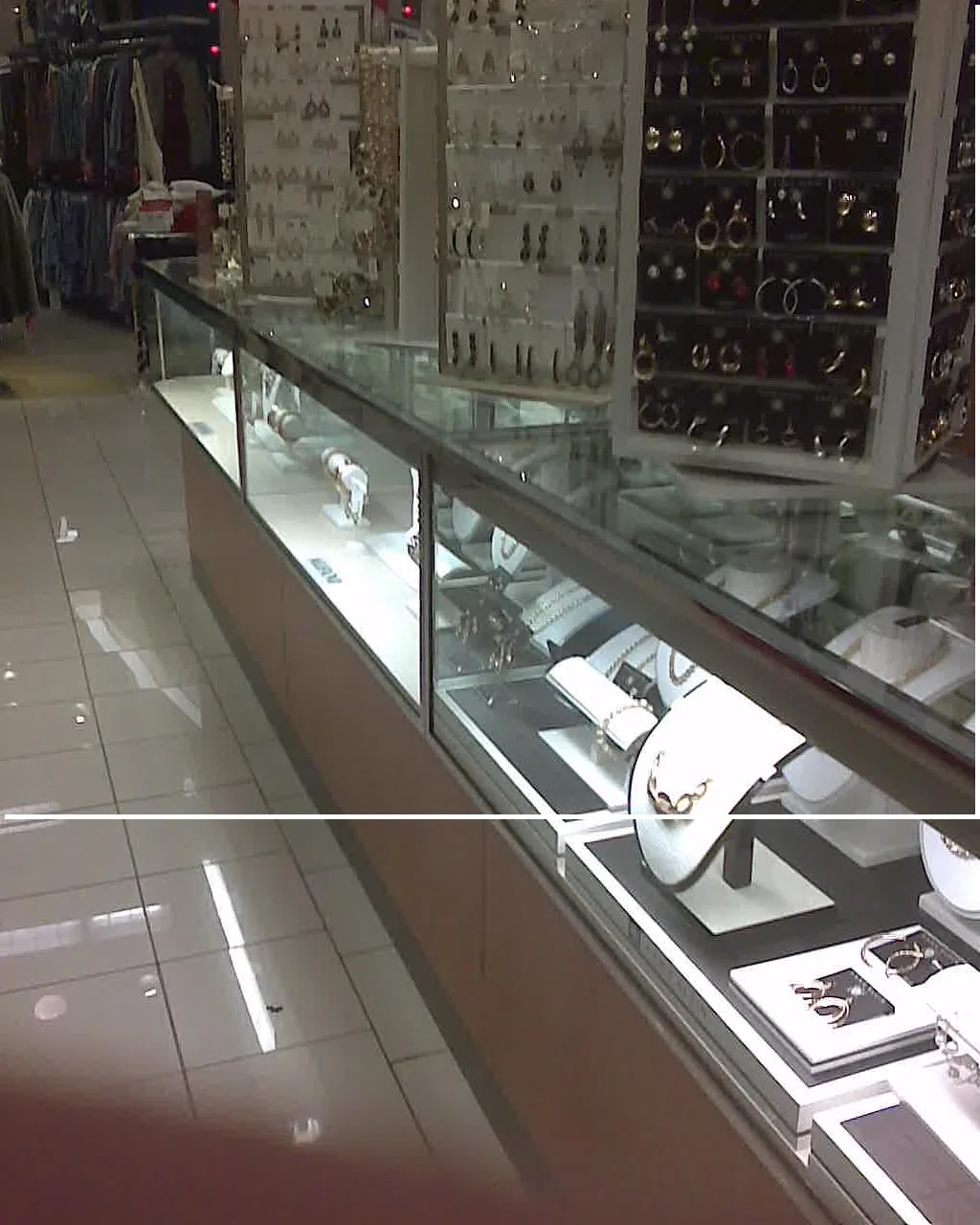 Een verlichte glazen toonbank met horloges en sieraden op glazen legplanken; het licht komt van boven uit de kast en weerkaatst in het glas.
